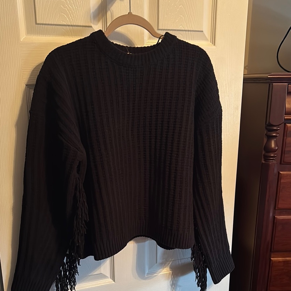 Cozy Black Crew Neck Sweater with Chunky Knit Design
